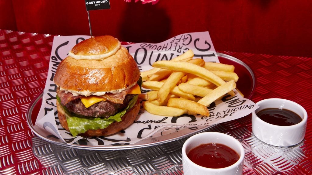 ร้านอาหารกรุงเทพ - เกรฮาวด์ คาเฟ่ (Greyhound Cafe)