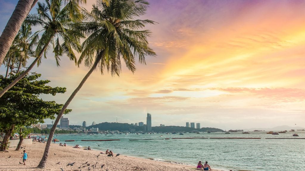 ทะเลใกล้กรุงเทพ - หาดพัทยา จังหวัดชลบุรี (Pattaya Beach)