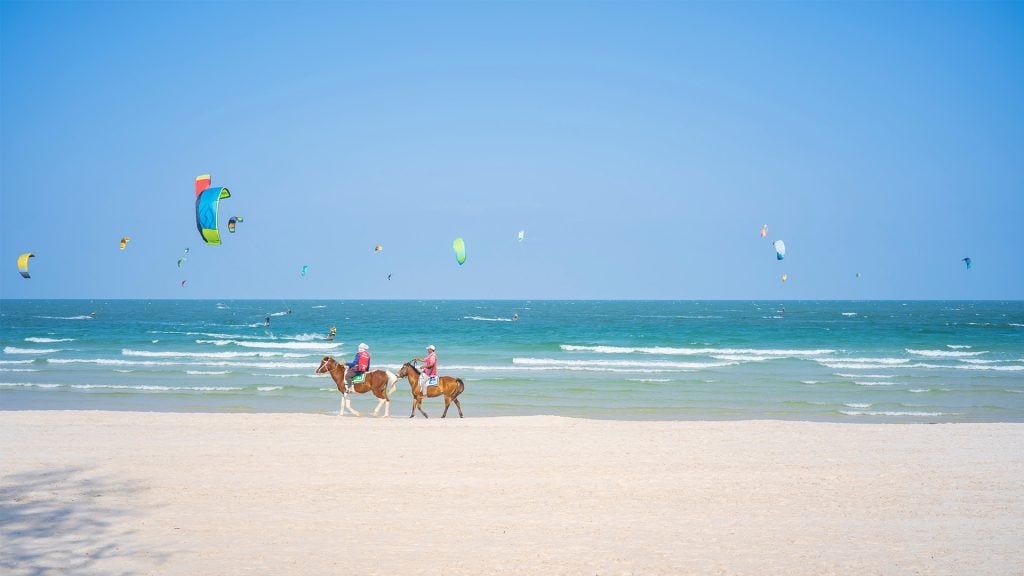 ทะเลใกล้กรุงเทพ - หาดหัวหิน จังหวัดประจวบคีรีขันธ์ (Huahin Beach)