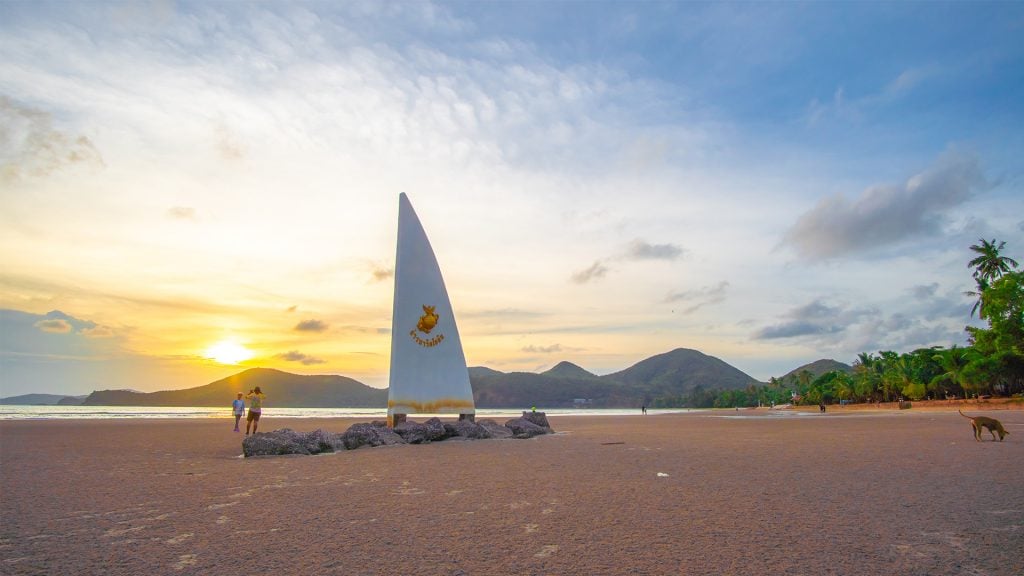 ทะเลใกล้กรุงเทพ - หาดเตยงาม จังหวัดชลบุรี  (Toey Ngam Beach)
