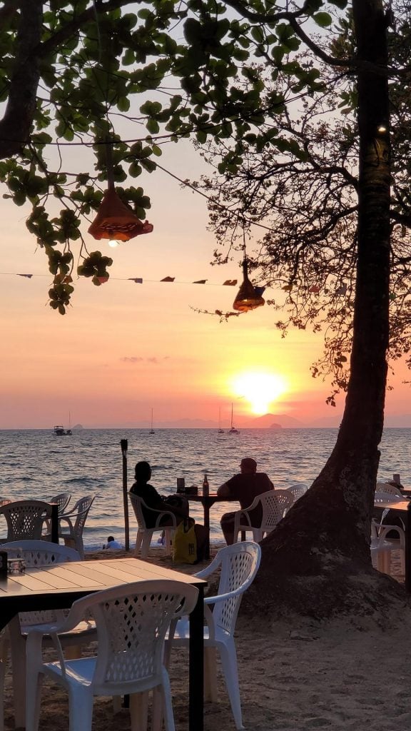 ร้านอาหารกระบี่ - ร้าน เดอะลาสฟิชเชอร์แมนบาร์ (The Last Fisherman Bar)