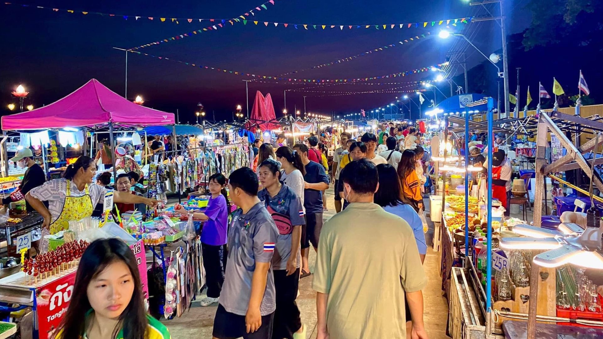ที่เที่ยวอุบลราชธานี -  ถนนคนเดินริมมูล (Riverside Walking Street)