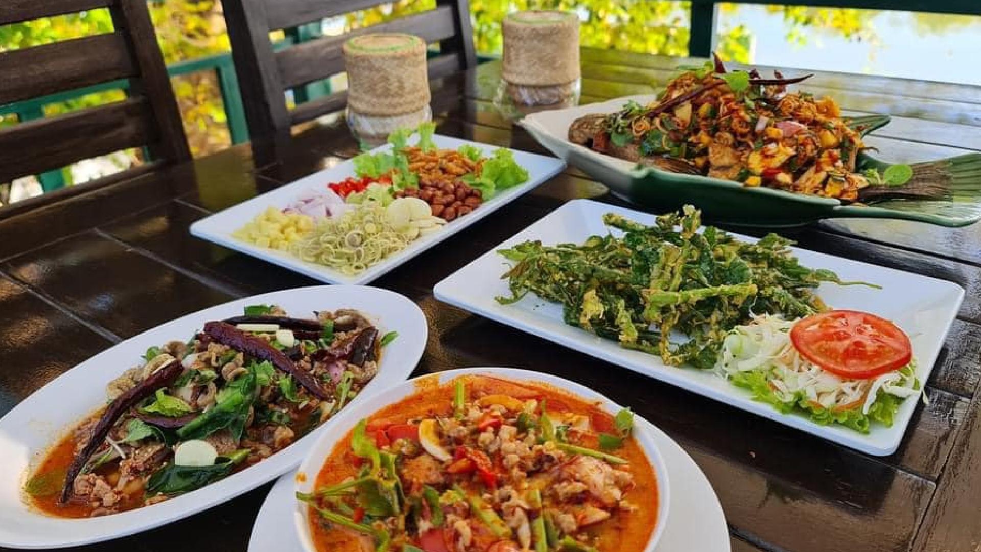 ร้านอาหารอุบล - ลาบเป็ดคนลือ ริมมูล (Lap Pet Khonlue)
