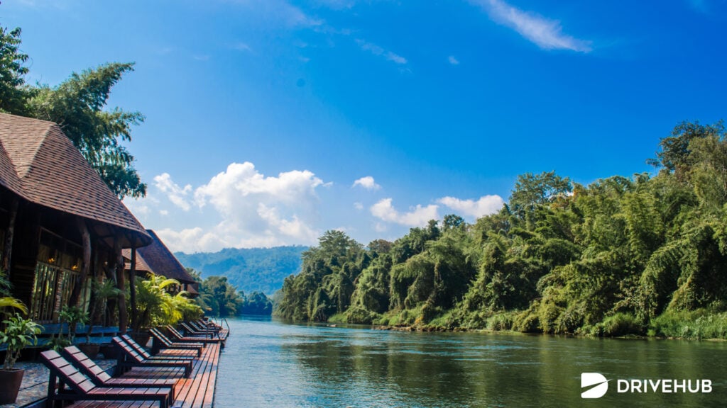 ที่เที่ยวปีใหม่ - แพริมน้ำ กาญจนบุรี (Rafts Floating Hotel)