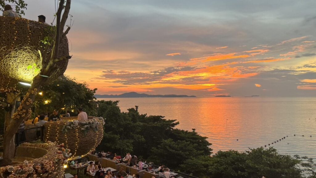 ร้านนั่งชิวพัทยา - 3 Mermaids Cafe & Restaurant