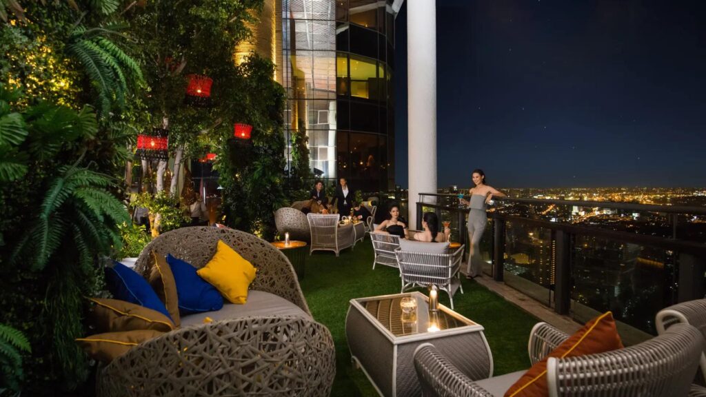 Rooftop Bar กรุงเทพ - Saffron Sky Garden Rooftop Banyan Tree Bangkok
