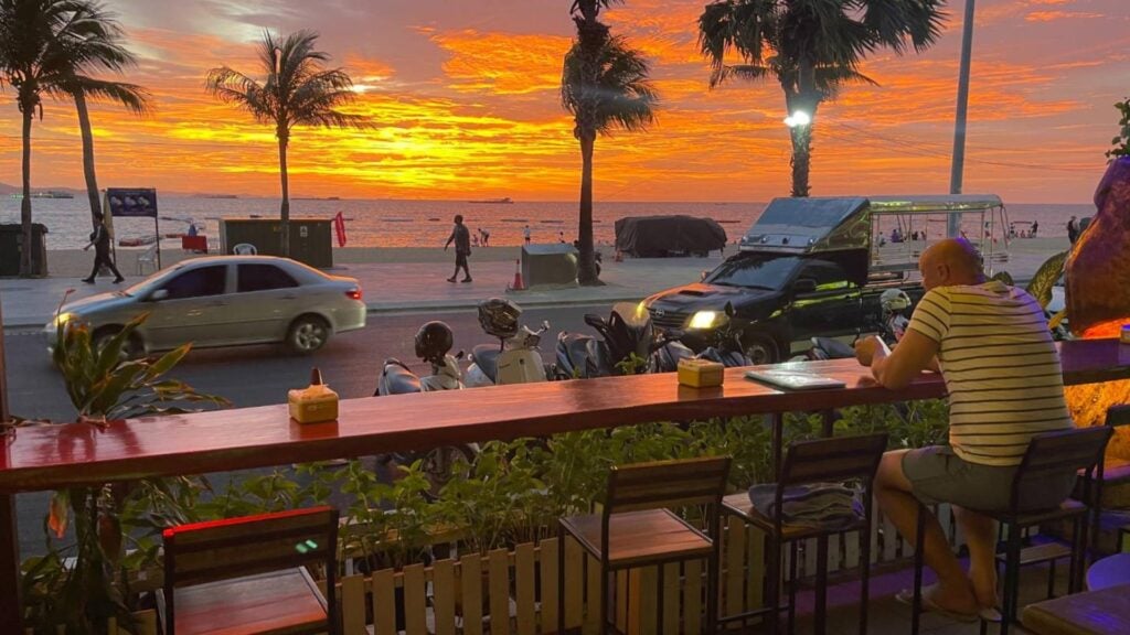 ร้านนั่งชิวพัทยา - Green Tree Restaurant & Pub