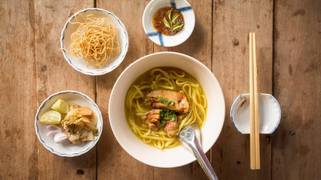 ร้านอาหารเชียงราย - ข้าวซอยร้อยปี สูตรตาหงษ์ (Khaosoi 100 Years)