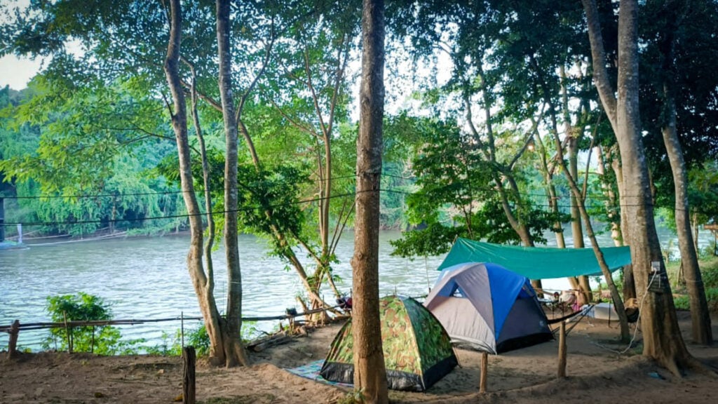 จุดกางเต็นท์ - ลานกางเต็นท์หาดหิน แคมป์ปิ้ง (Rock beach camping)