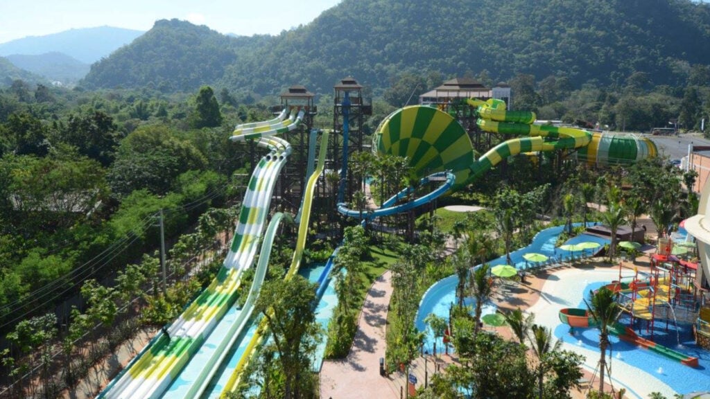 สวนน้ำและสวนสนุก -  ซีนิคอล เวิลด์ เขาใหญ่ (Scenical World Khao Yai)