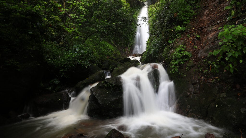 น้ำตกนครนายก - น้ำตกผางามงอน (Pha Ngam Ngon Waterfall)