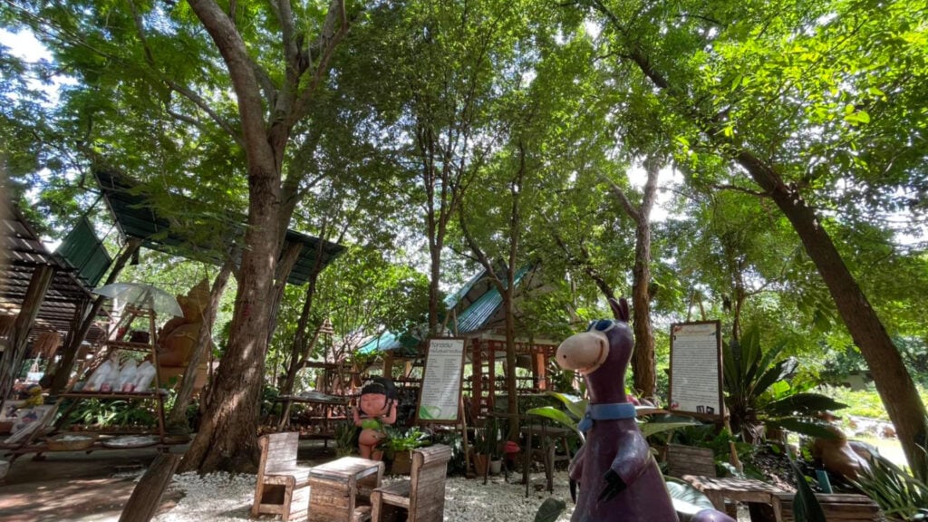 ที่เที่ยวลพบุรี - บ้านดินมดแดง (Ban Din Mot Daeng)
