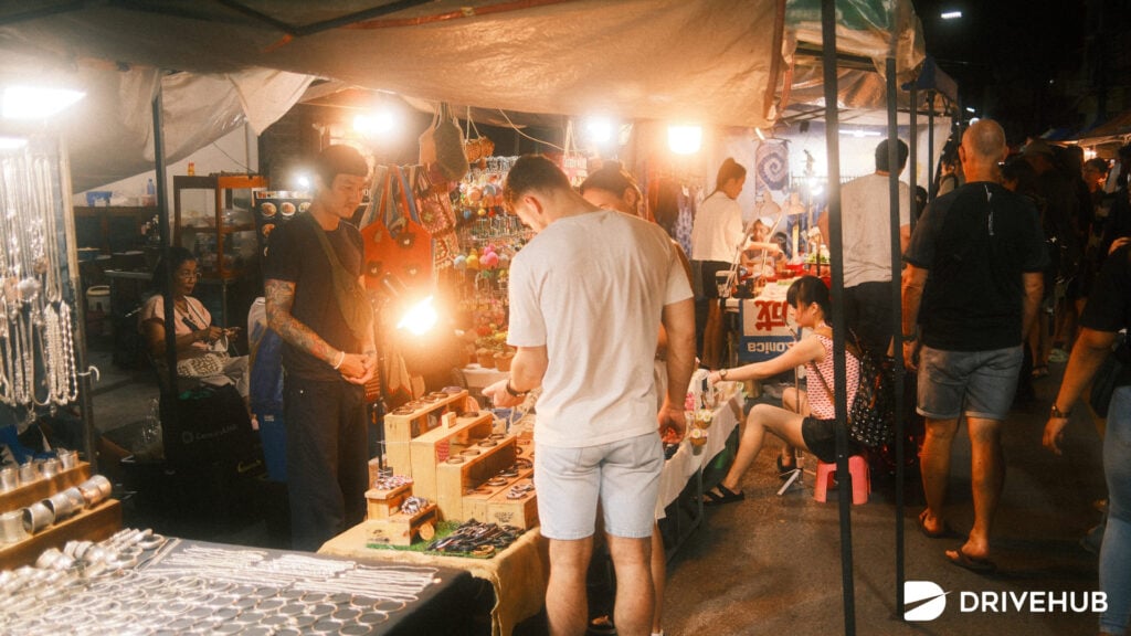 ที่เที่ยวในเมืองเชียงใหม่ - ถนนคนเดินวัวลาย (Wua Lai Walking Street Saturday Market)