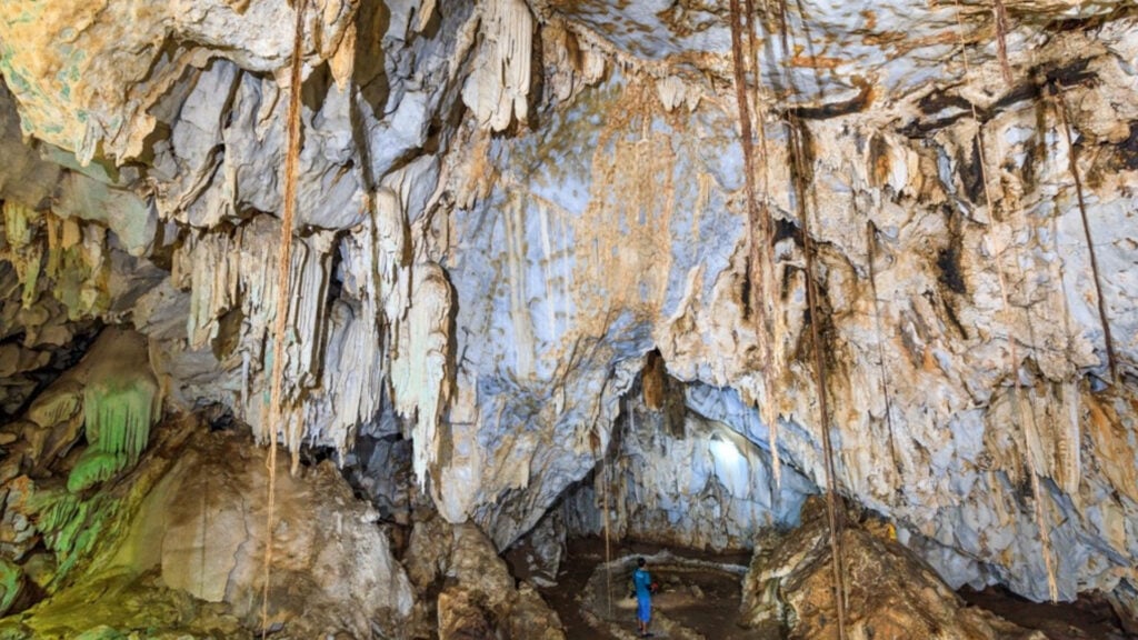 ที่เที่ยวนครสวรรค์ - วนอุทยานถ้ำเพชร ถ้ำทอง (Tham Pet Tham Thong Forest Park)