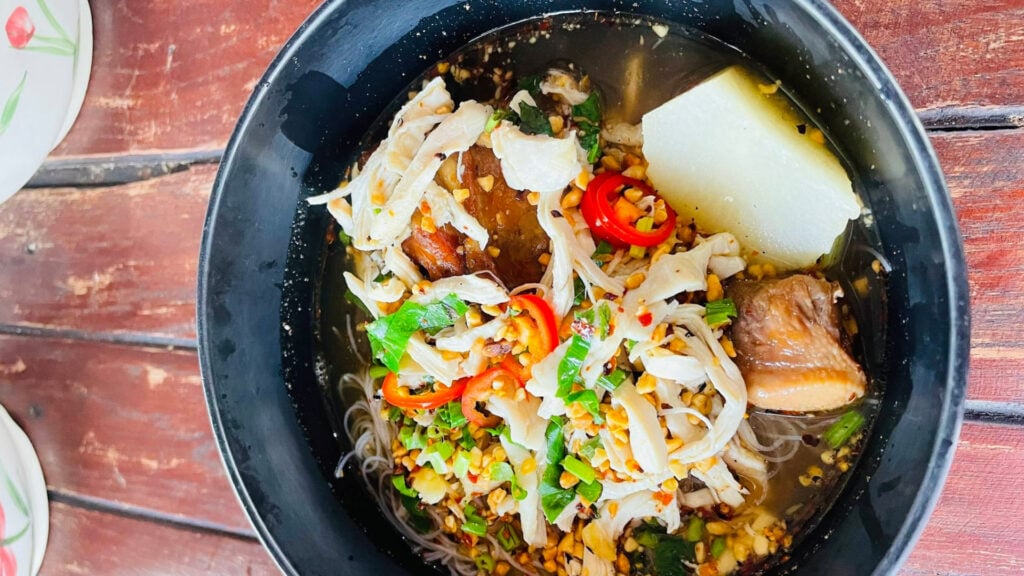 ร้านอาหารอยุธยา - ก๋วยเตี๋ยวเรือวัดใหญ่ไก่ฉีก - ดาบโรจน์ (Wat Yai Chicken Noodle)