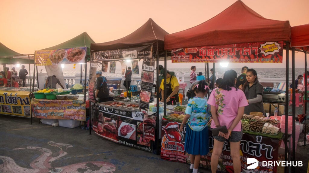 ที่เที่ยวใกล้เขาสามมุข - ถนนคนเดินบางแสน (Bangsaen Walking Street)