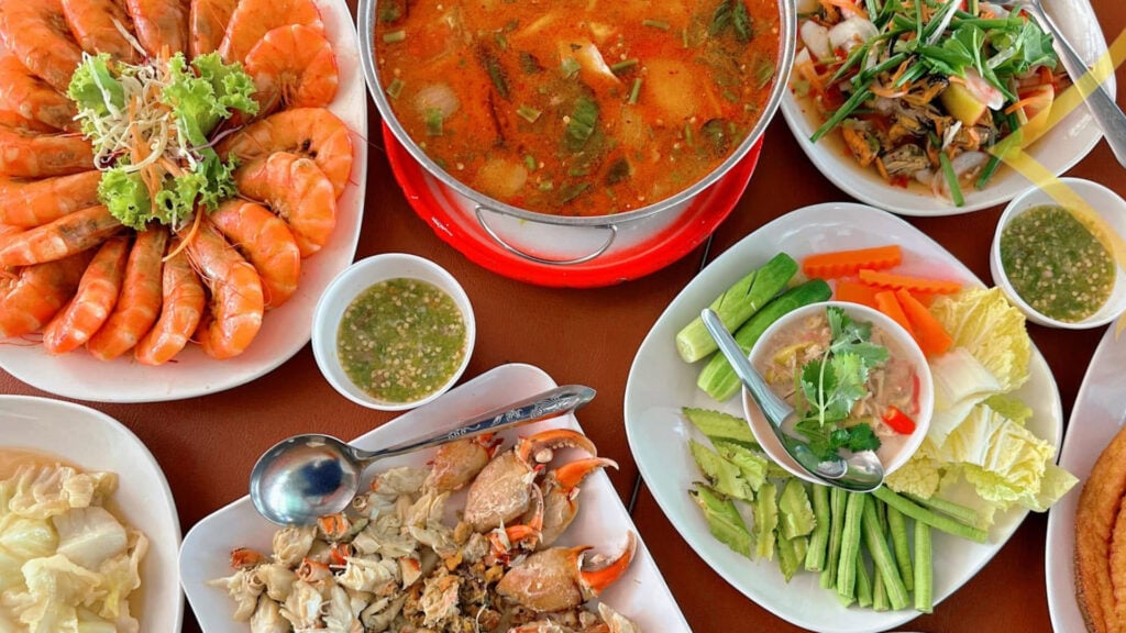 ร้านอาหารจันทบุรี - เรือนริมน้ำซีฟู้ด (Ruean Rim Nam Seafood)