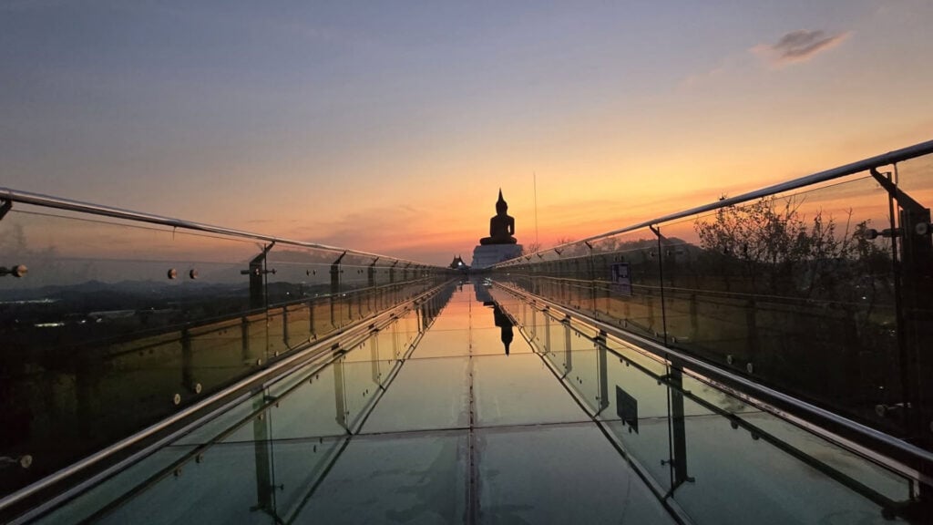 วัดชลบุรี - วัดเขาตะแบก (Wat Khao Tabaek)