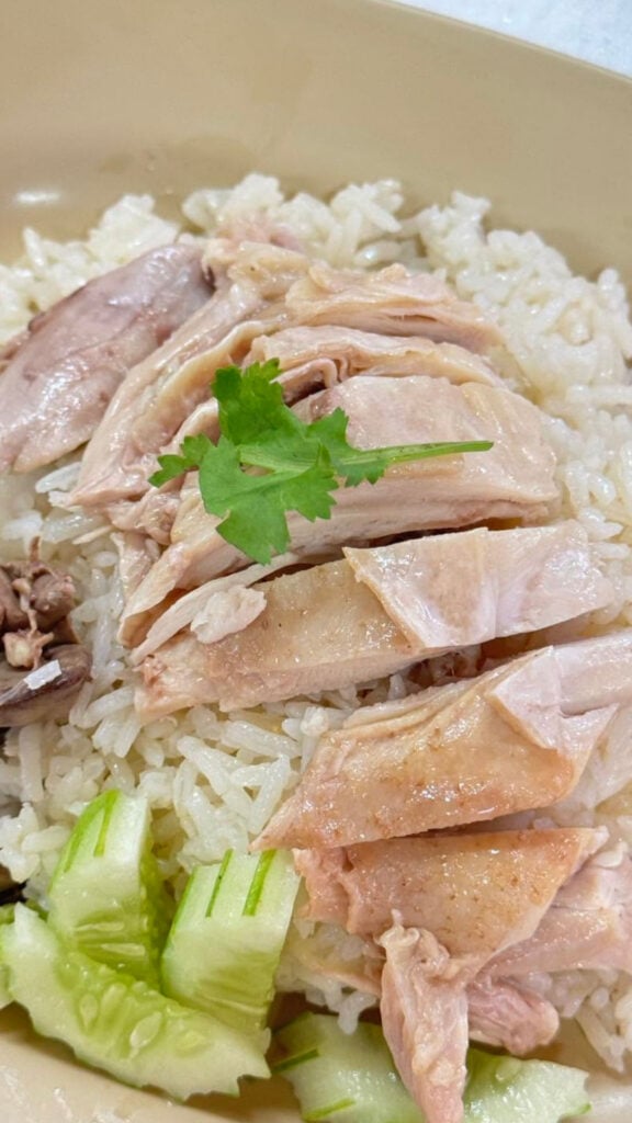 ร้านอาหารโคราช - ข้าวมันไก่รักกาแฟ เฮียเอ้ (Rakkafae Chicken Rice)