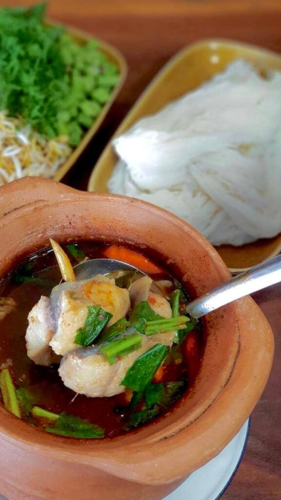 ร้านอาหารโคราช - บ้านฮอซอน ขนมจีนต้มหม้อปลาร้า (Ban Ho Son Restaurant )